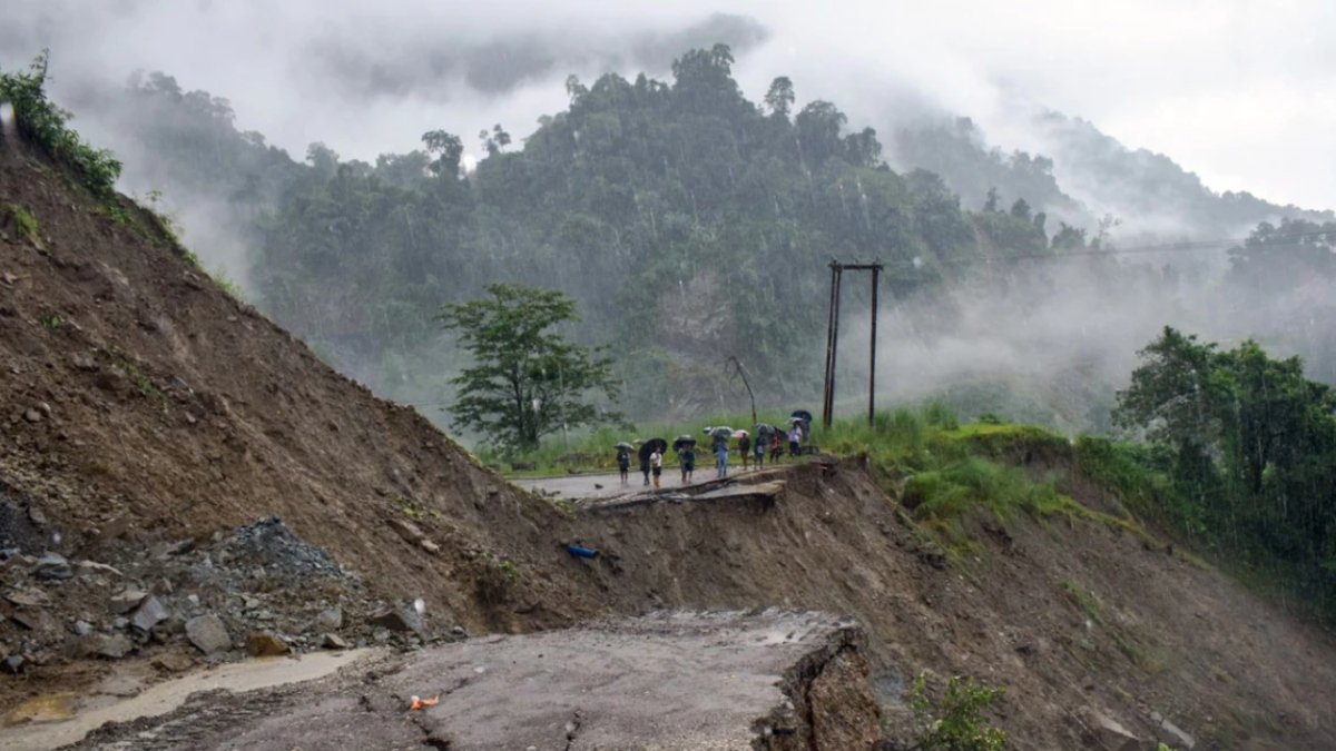 अरुणाचल प्रदेश में भूस्खलन के कारण प्रमुख राजमार्ग बहा