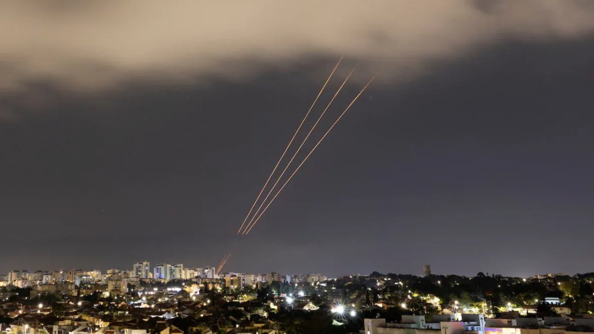 ईरान ने इजरायल पर किया बड़ा हमला, दागे कई ड्रोन और मिसाइलें; 10 बिंदुओं में समझिए पूरा मामला