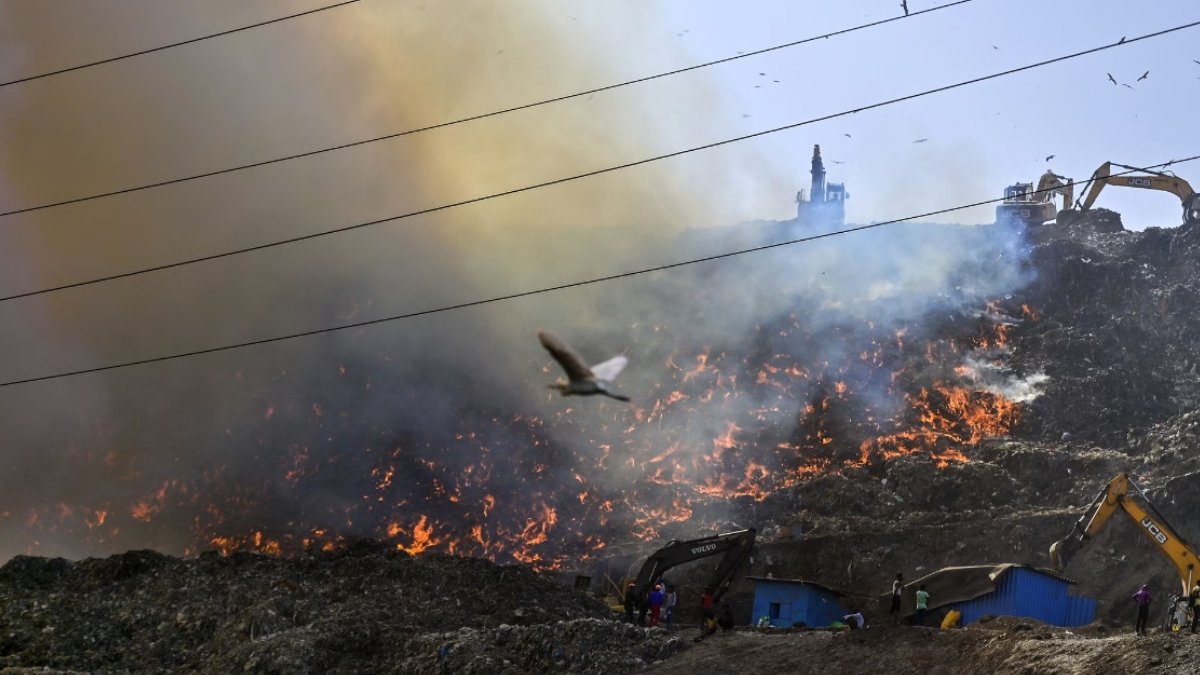 दिल्ली के गाजीपुर लैंडफिल साइट पर लगी भीषण आग
