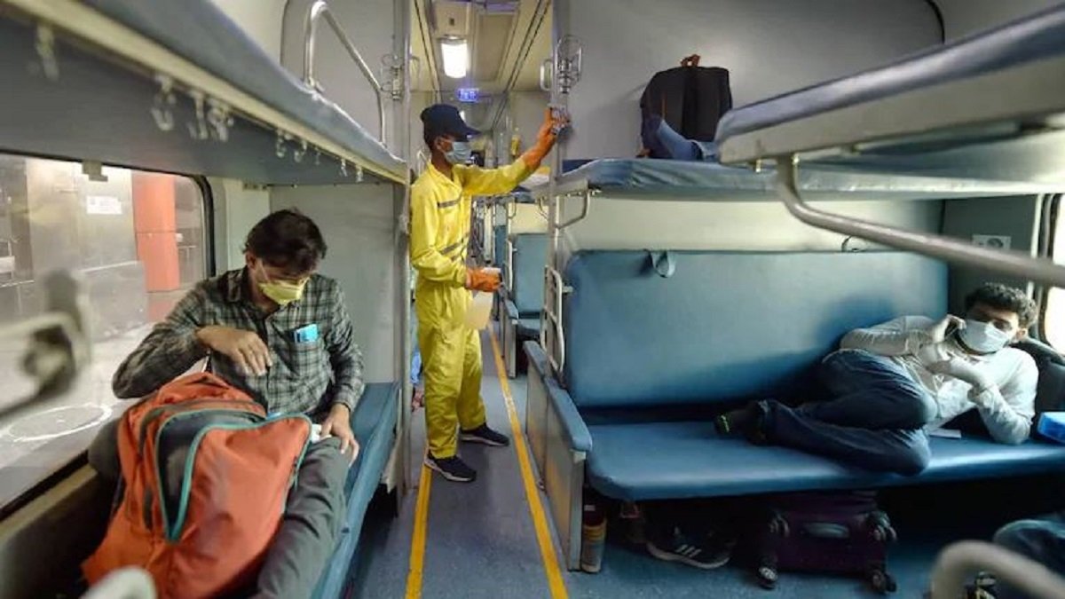 बिना टिकट सफर कर रही महिला ने दिखाई दबंगई, यात्रियों के साथ तीखी नोकझोंक का Video वायरल; रेलवे ने दी प्रतक्रिया