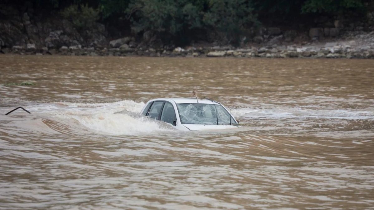 गूगल मैप्स ने पर्यटकों को केरल की नदी में उतार दिया, कार डूबी; यात्रियों को सुरक्षित निकाला गया