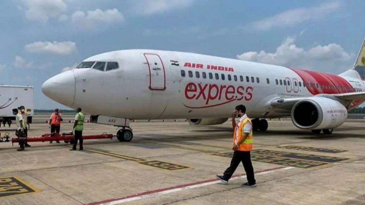 एयर इंडिया एक्सप्रेस ने 30 केबिन क्रू सदस्यों को नौकरी से निकाला