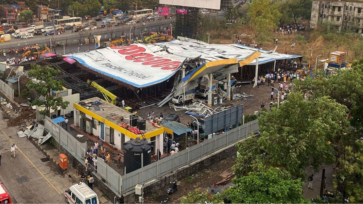 मुंबई में भयंकर तूफान के कारण बिलबोर्ड गिरने से 14 लोगों की मौत, 70 घायल