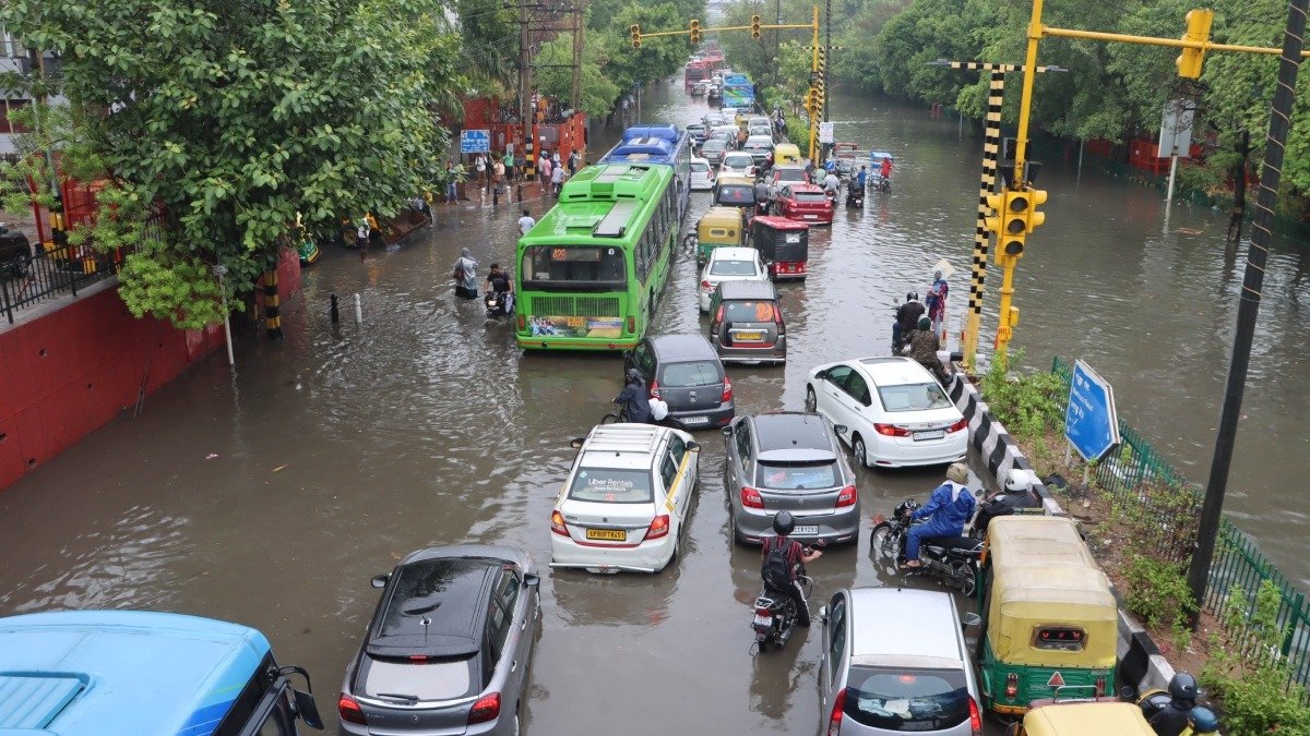 दिल्ली में मूसलाधार बारिश: 6 लोगों की मौत, बिजली कटौती; जलापूर्ति बाधित होने से बढ़ी अव्यवस्था