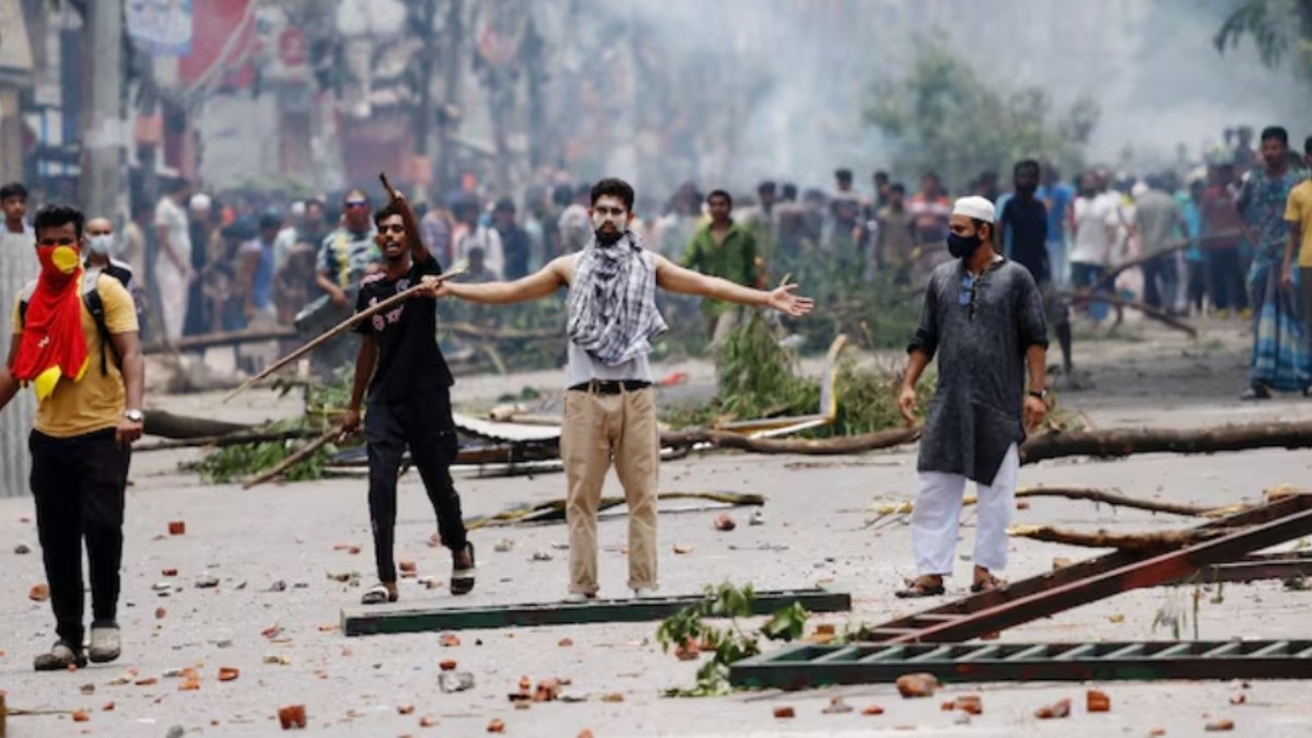 Bangladesh Protest: हिंसक प्रदर्शन में 105 लोगों की मौत के बाद लगाया गया कर्फ्यू, की गई सेना की तैनाती