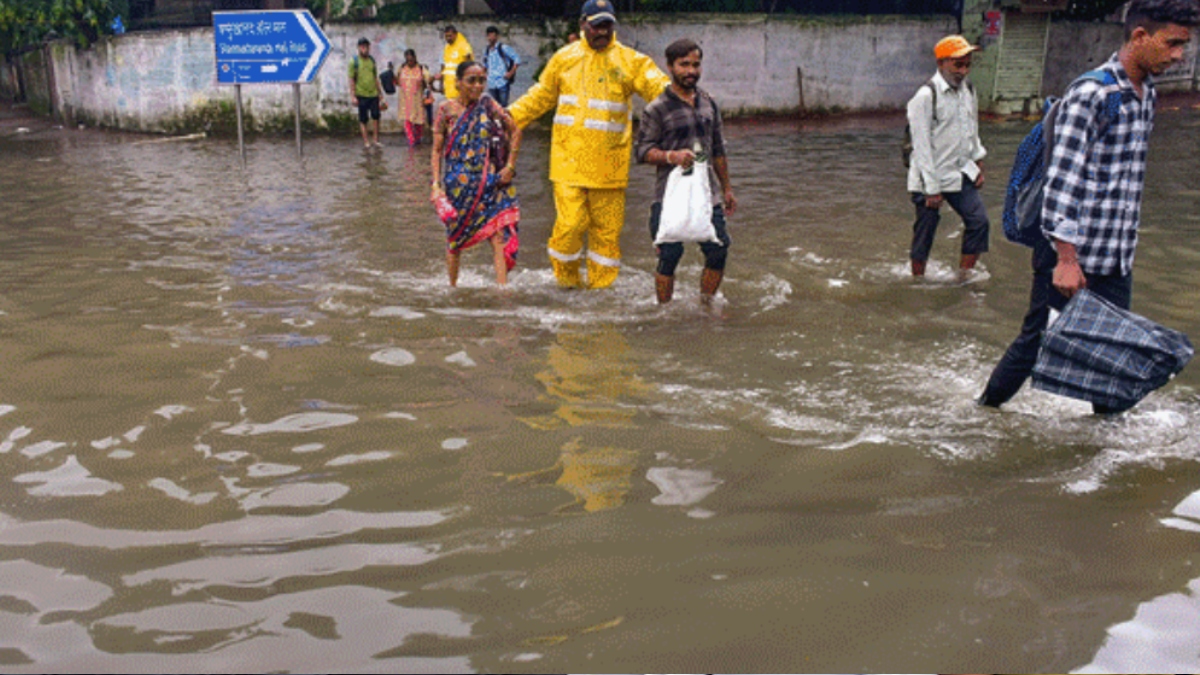 रिश की चेतावनी के बीच मुंबई में ट्रेन, उड़ान सेवाएं प्रभावित