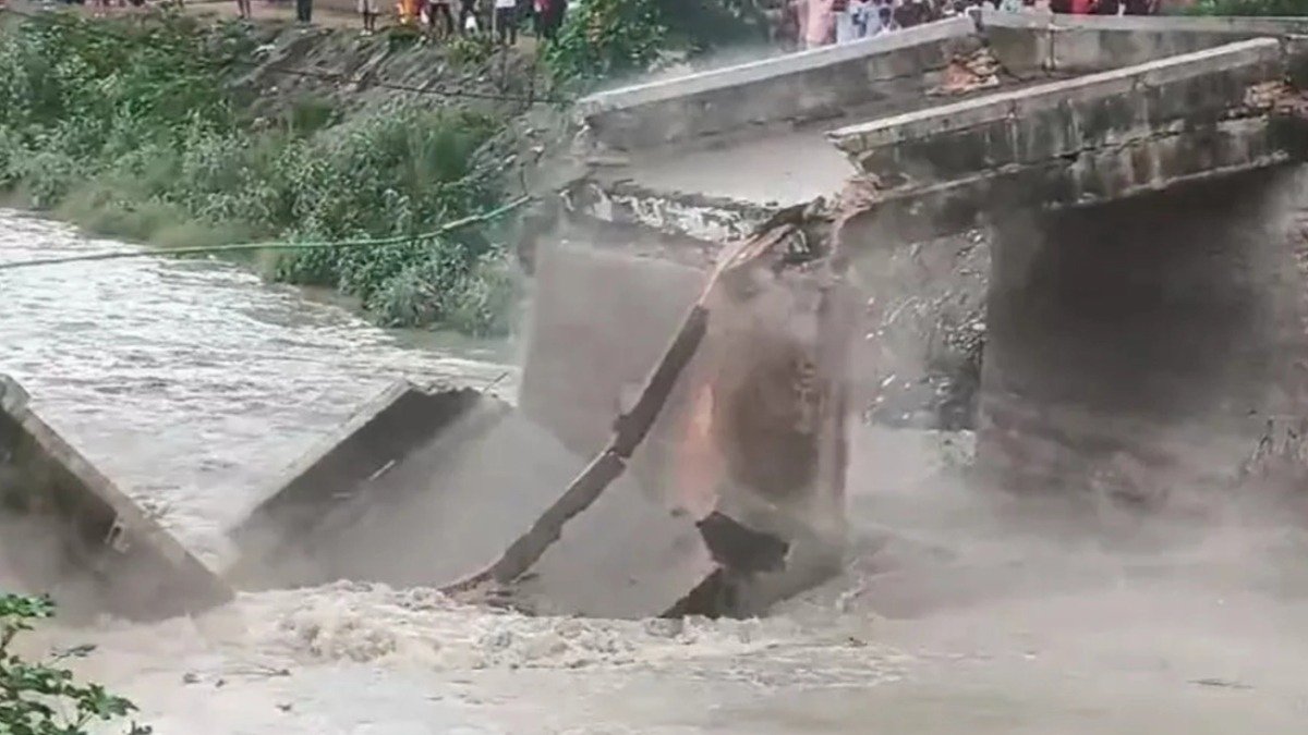 बिहार में दो हफ्ते में 12 पुल ढहने के बाद हरकत में नीतीश सरकार