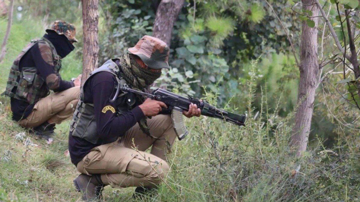 जम्मू-कश्मीर में सेना और आतंकवादियों के बीच मुठभेड़, दो जवान शहीद; 5 आतंकी ढेर