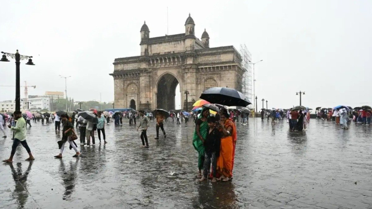 मुंबई में भारी बारिश, जलजमाव के कारण लोगों की दिनचर्या अस्त-व्यस्त