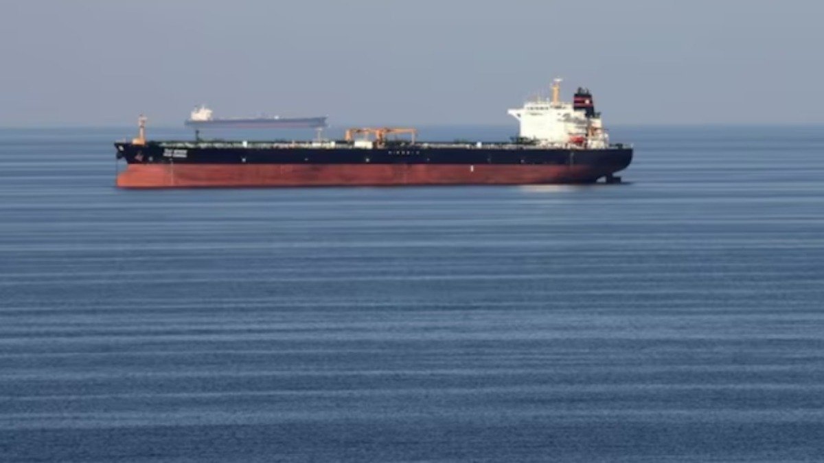 ओमान तट पर तेल टैंकर डूबने से चालक दल के 16 सदस्य लापता