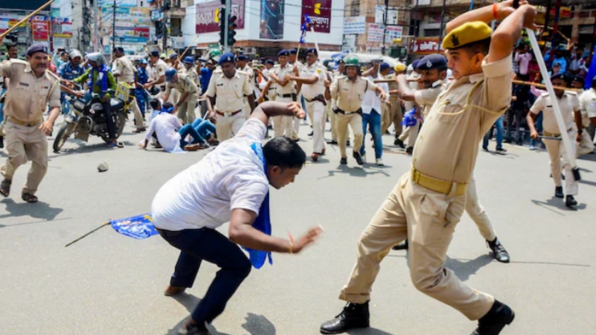 पटना में प्रदर्शनकारियों पर लाठीचार्ज एसडीएम को ही सिपाही ने पीटा