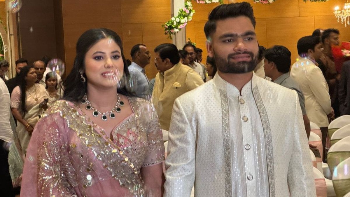 रिंकू सिंह और प्रिया सरोज ने की सगाई, एक-दूसरे के हाथ थामे नजर आए क्रिकेटर-सांसद
