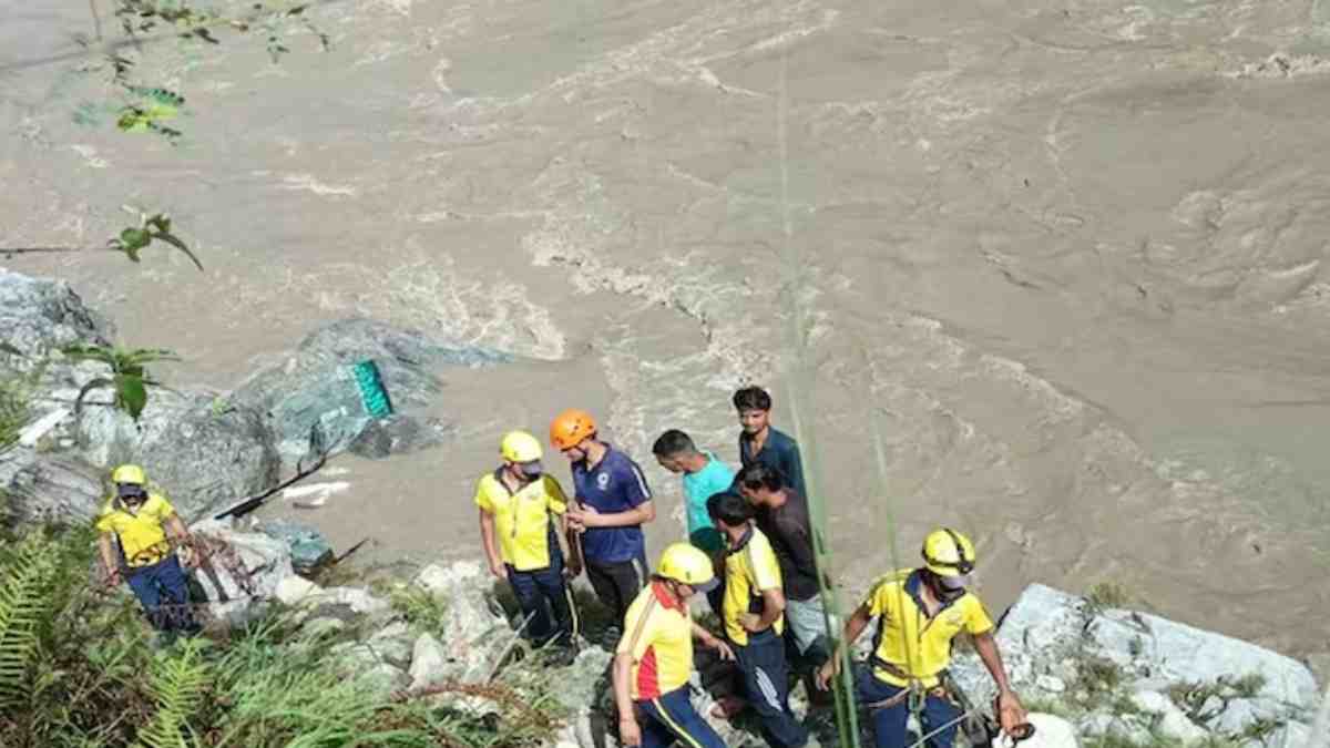 उत्तराखंड के रुद्रप्रयाग में बड़ा हादसा: अलकनंदा नदी में गिरी बस, 3 मरे, 10 लापता