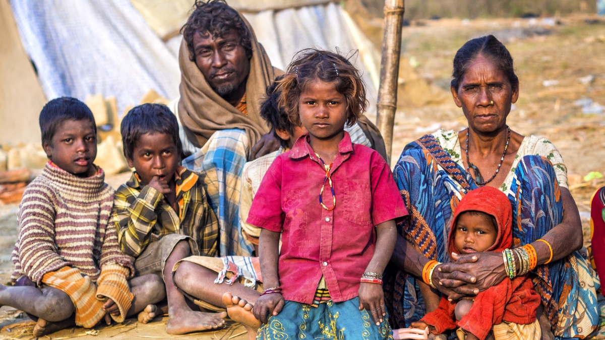 विश्व बैंक की रिपोर्ट: भारत में गरीबी कम हुई, लेकिन हर चौथा व्यक्ति न्यूनतम जीवन स्तर से नीचे