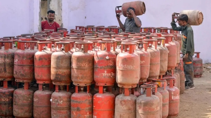 4000 रुपये में LPG सिलेंडर