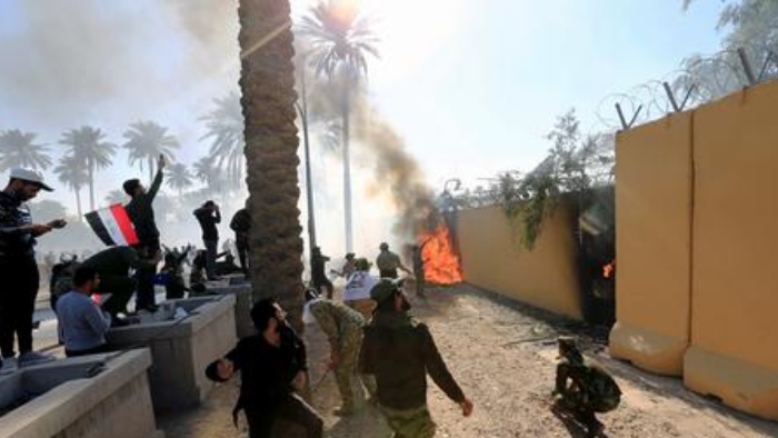 मिडिल ईस्ट में तनाव चरम पर: बगदाद में अमेरिकी दूतावास पर मिसाइल से हमला, उठ रहीं आग की लपटें