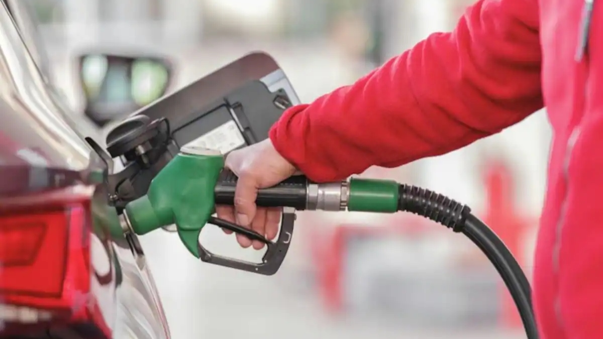 पेट्रोल पर ईरान युद्ध की मार: प्रीमियम पेट्रोल 2.30 रुपये महंगा, नॉर्मल में कोई बदलाव नहीं