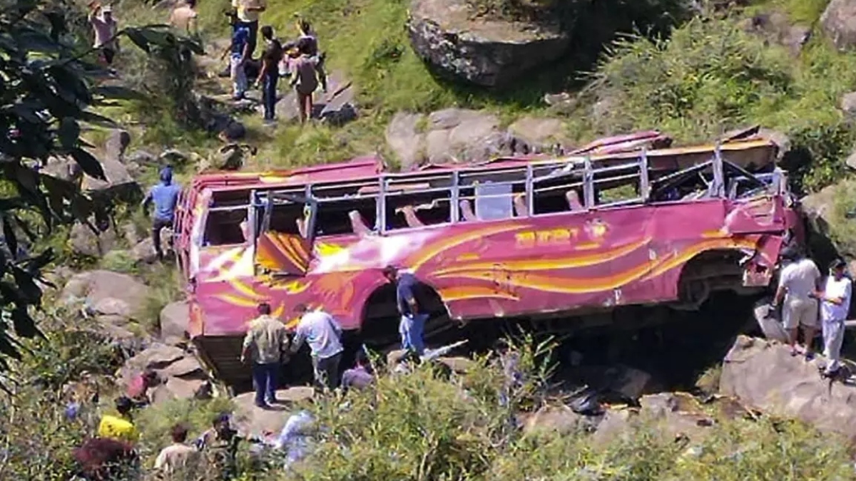 उधमपुर में बस दुर्घटना में 10 लोगों की मौत