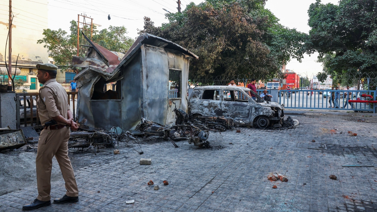 नोएडा में पुलिस और प्रशासन की बड़ी चूक, मजदूरों के उग्र प्रदर्शन में 300 फैक्टरियों में हिंसा